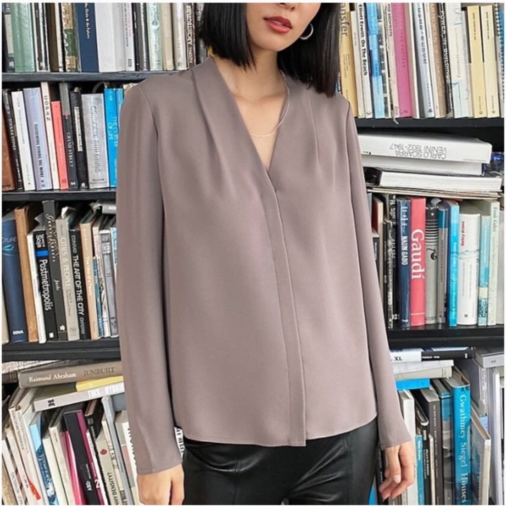 ISO Aritzia Babaton Power Blouse (NOT FOR SALE)